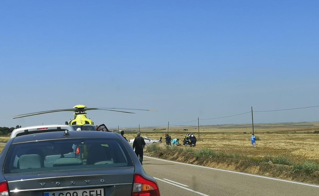 Los servicios de emergencia intervienen en el lugar del accidente. 