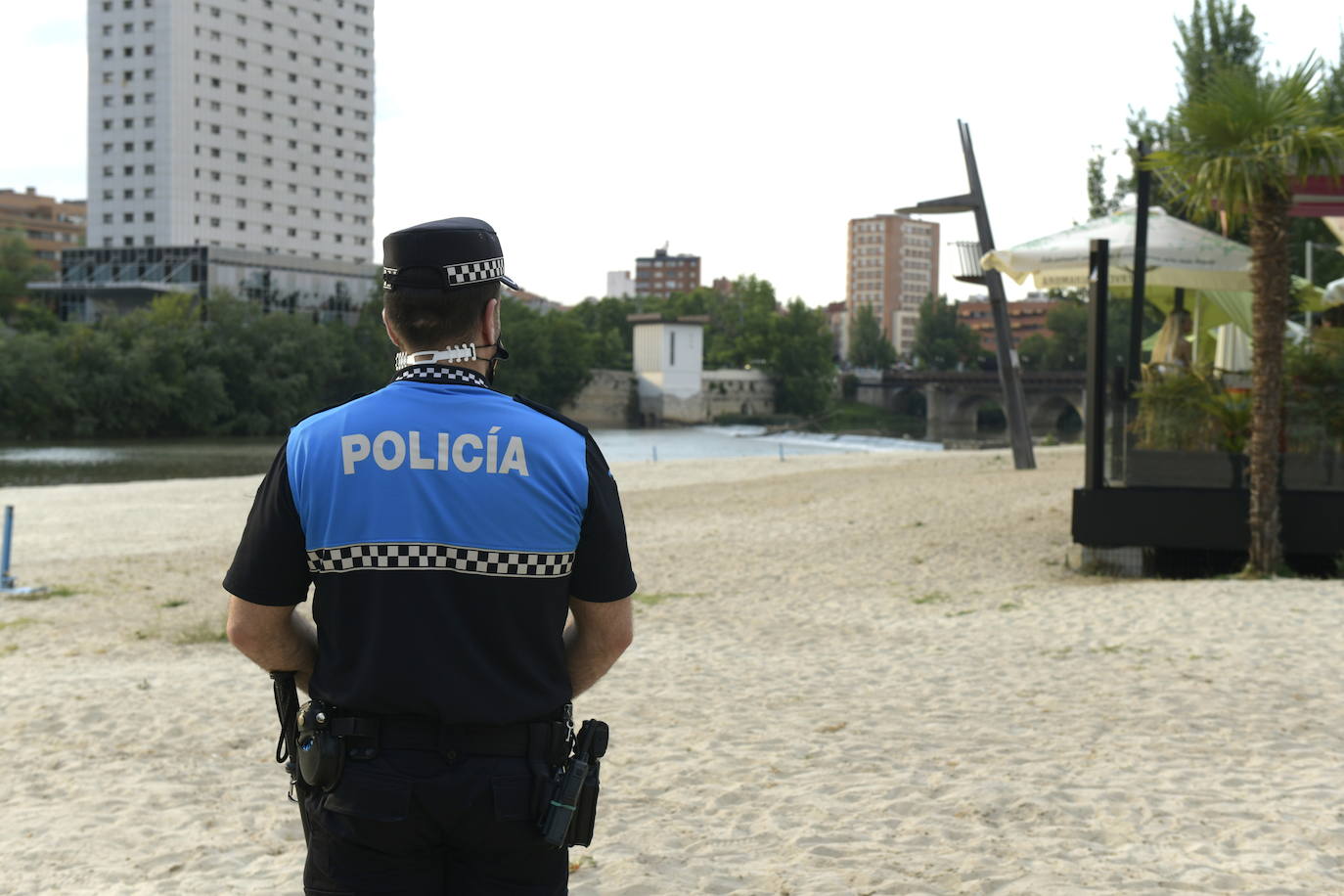 Agentes de la Policía Municipal, Nacional y Protección Civil impiden el acceso a Las Moreras en la noche de San Juan