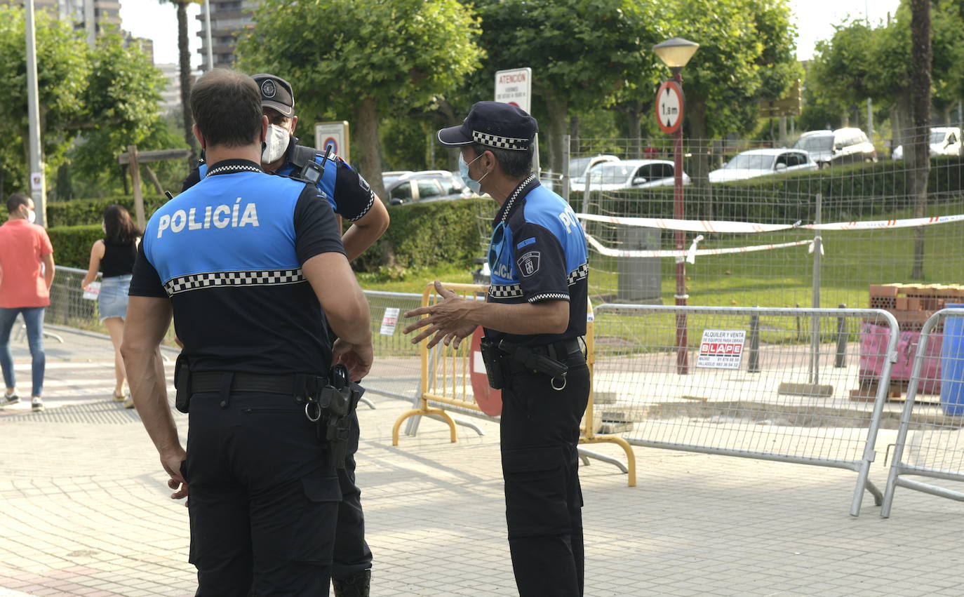 Agentes de la Policía Municipal, Nacional y Protección Civil impiden el acceso a Las Moreras en la noche de San Juan