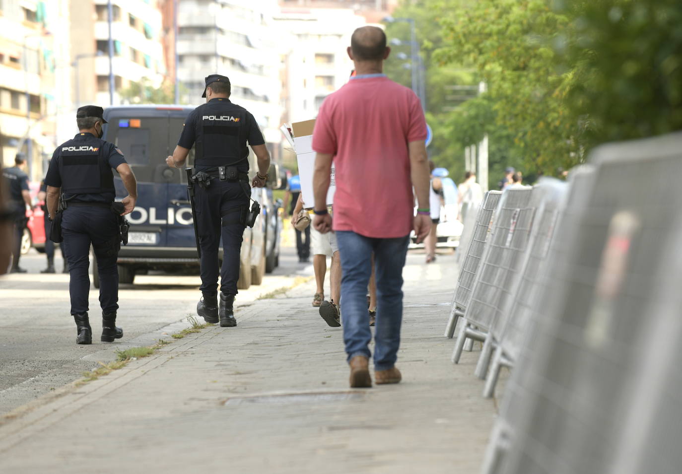 Agentes de la Policía Municipal, Nacional y Protección Civil impiden el acceso a Las Moreras en la noche de San Juan