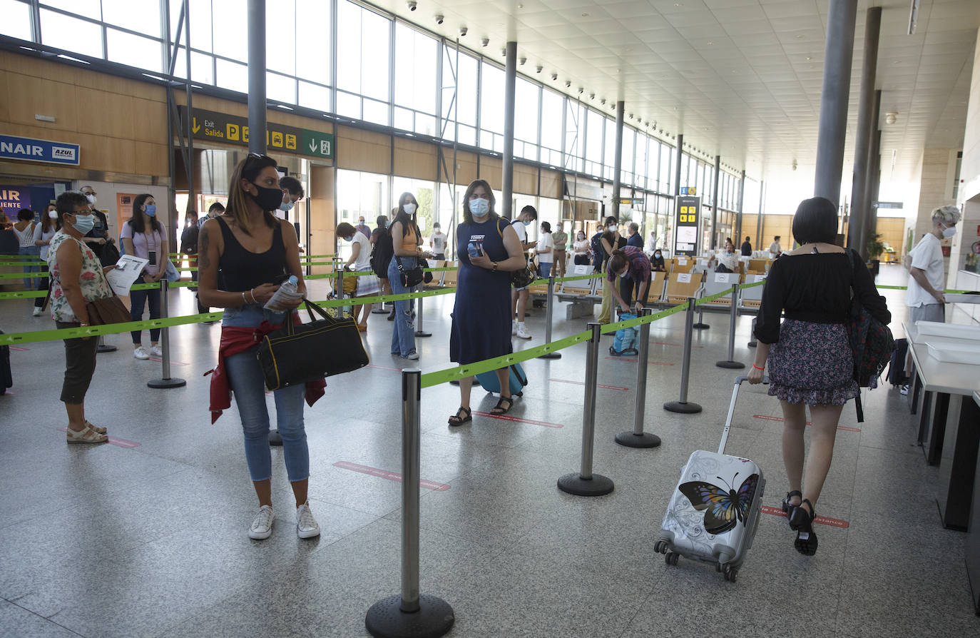 Dos centenares de personas, repartidas entre llegadas y salidas, estrenan las nuevas costumbres a la hora de viajar en avión