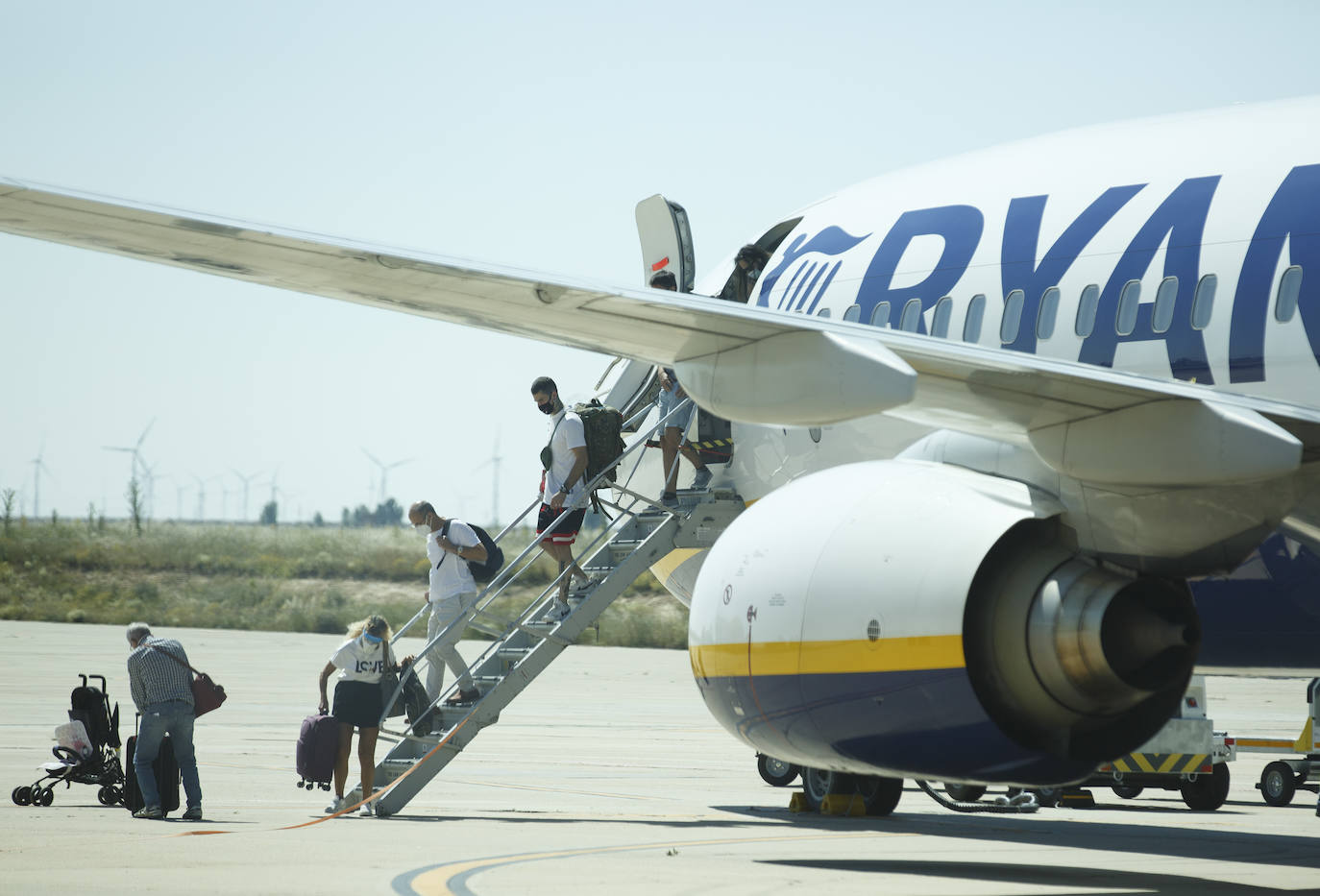 Dos centenares de personas, repartidas entre llegadas y salidas, estrenan las nuevas costumbres a la hora de viajar en avión