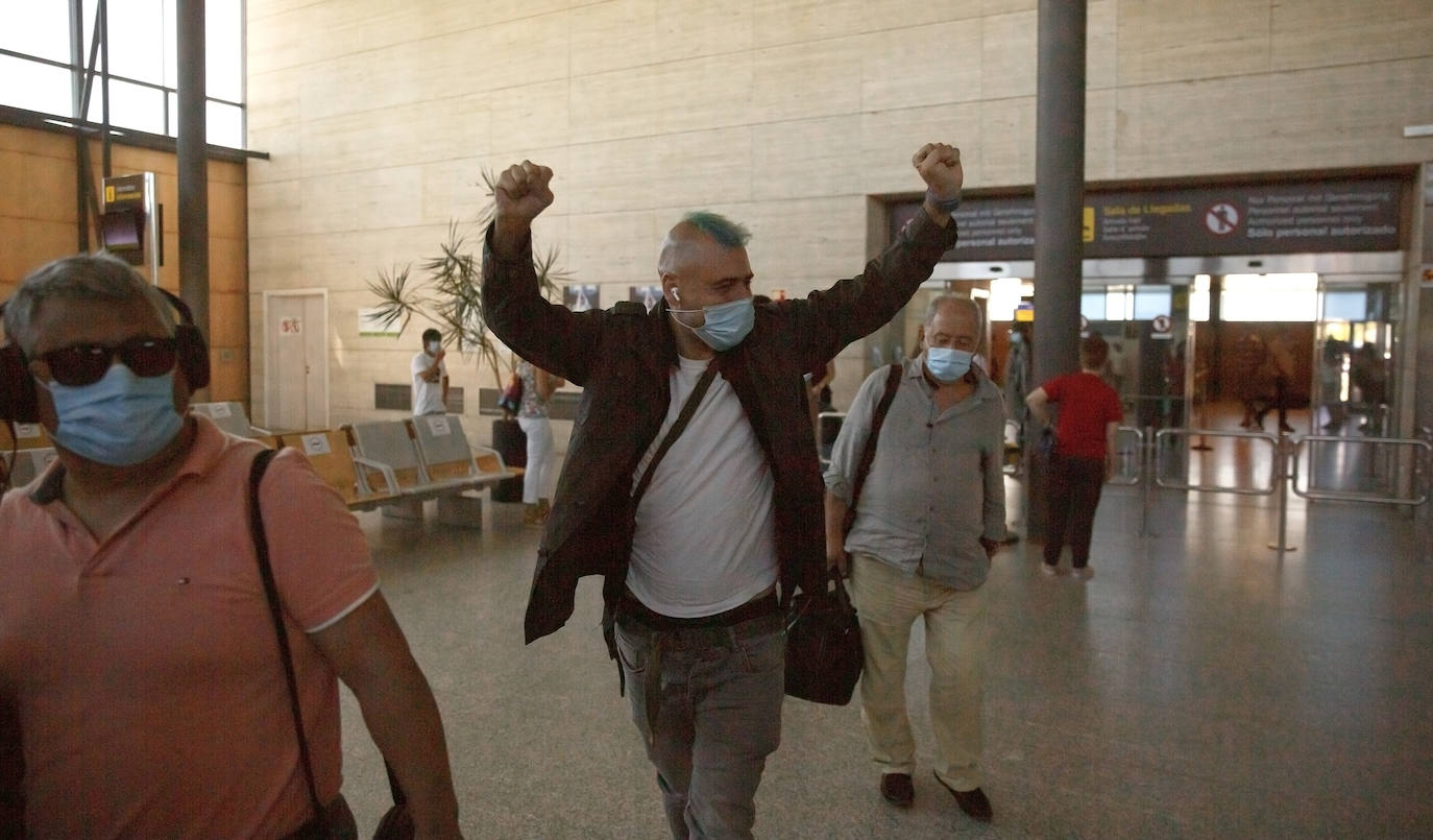 Dos centenares de personas, repartidas entre llegadas y salidas, estrenan las nuevas costumbres a la hora de viajar en avión