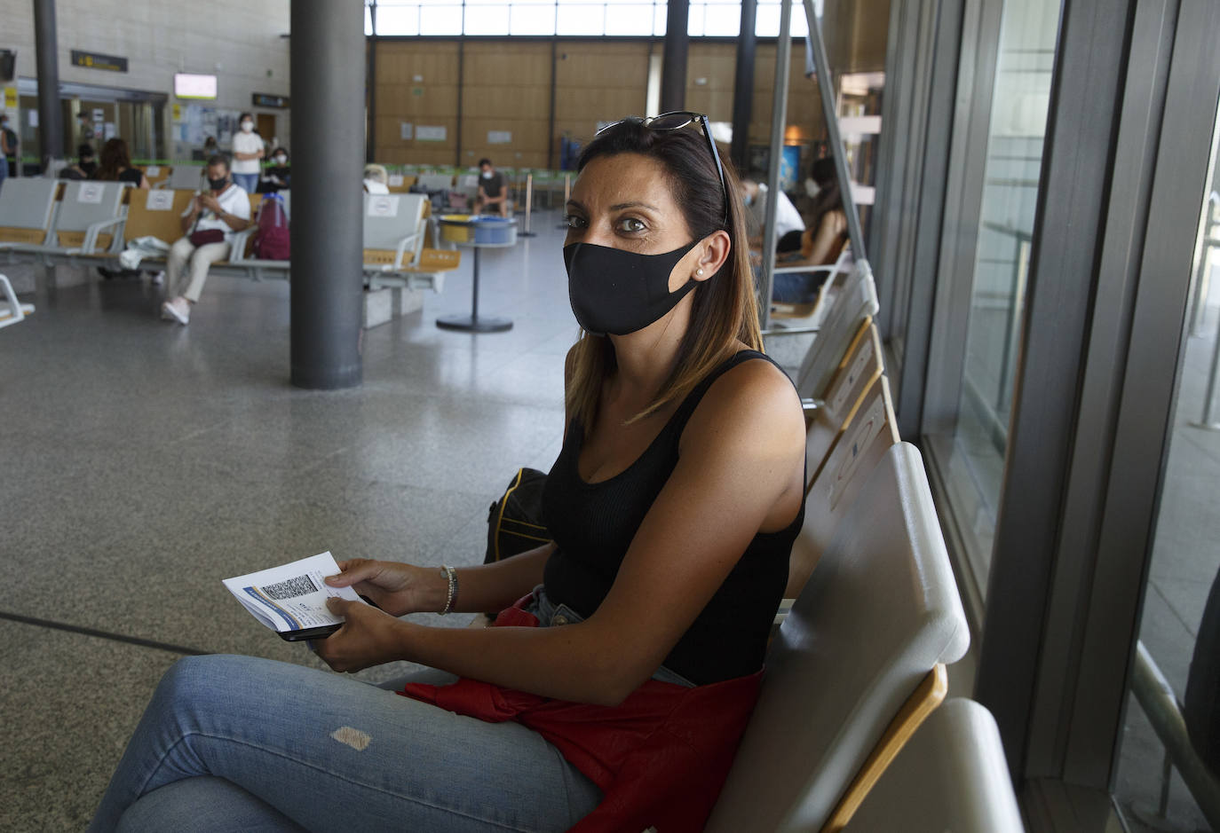 Dos centenares de personas, repartidas entre llegadas y salidas, estrenan las nuevas costumbres a la hora de viajar en avión