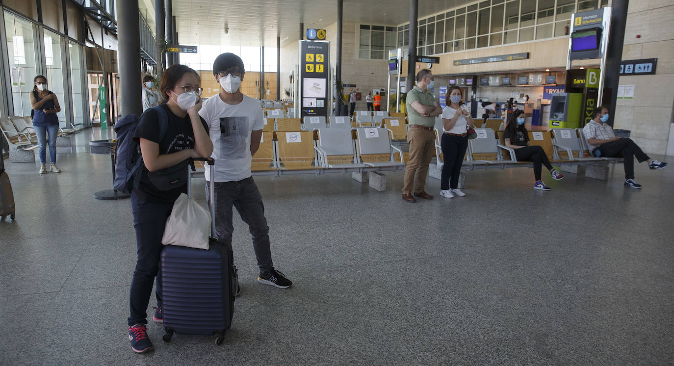 Dos centenares de personas, repartidas entre llegadas y salidas, estrenan las nuevas costumbres a la hora de viajar en avión