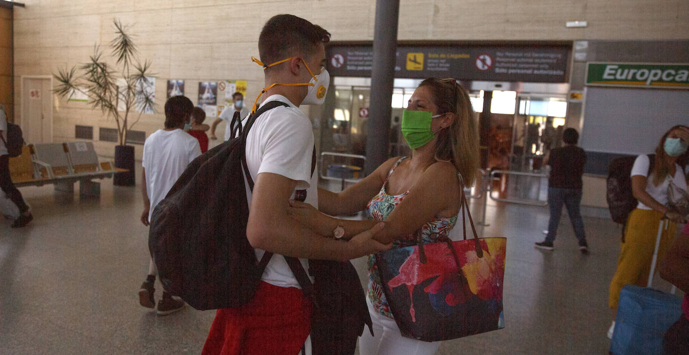 Dos centenares de personas, repartidas entre llegadas y salidas, estrenan las nuevas costumbres a la hora de viajar en avión