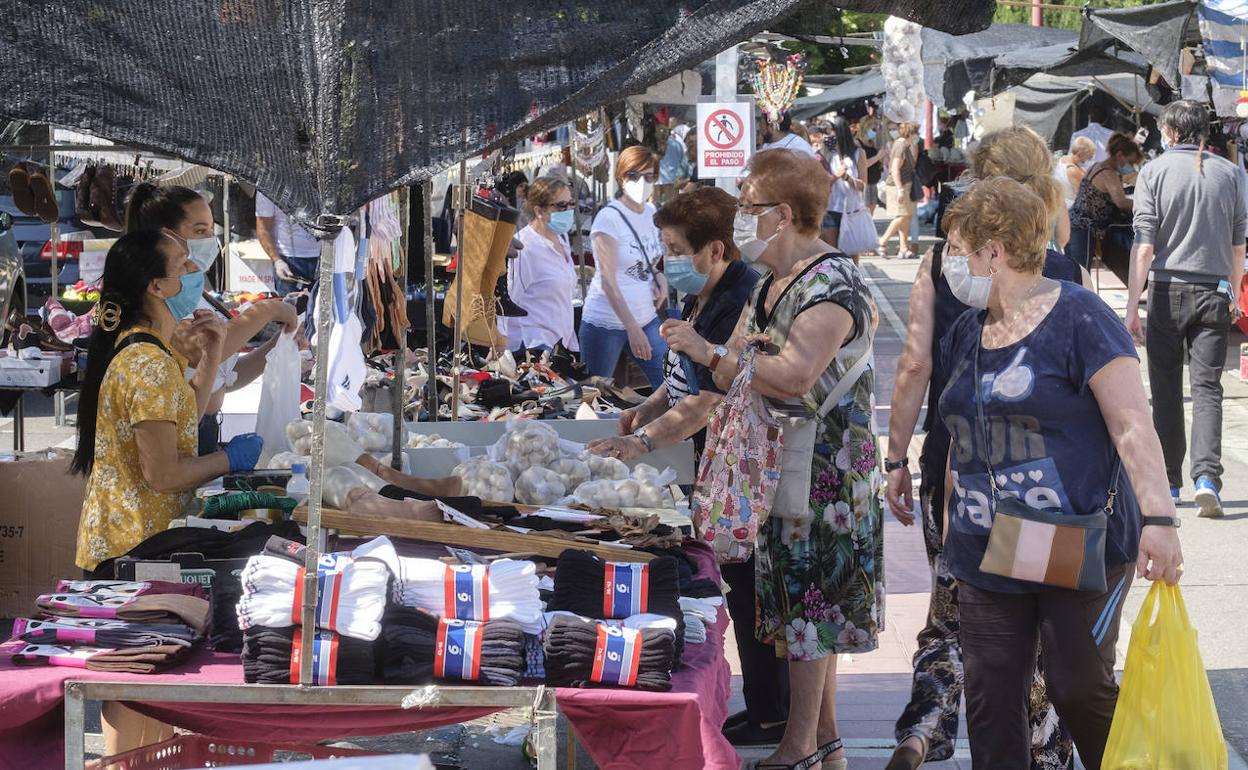 Pues de ajos y calcetines en el mercadillo de la calle de la Salud. 