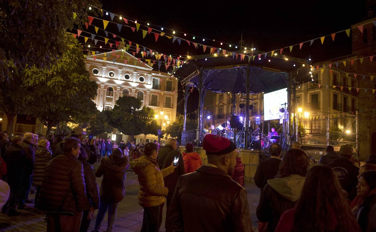 Concierto en la Plaza Mayor durante las pasadas fiestas de San Frutos. Óscar Costa