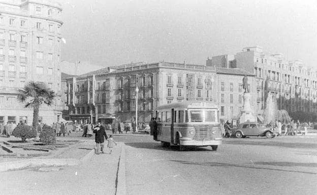 Autobús por la Plaza de Zorrilla en los años 50.