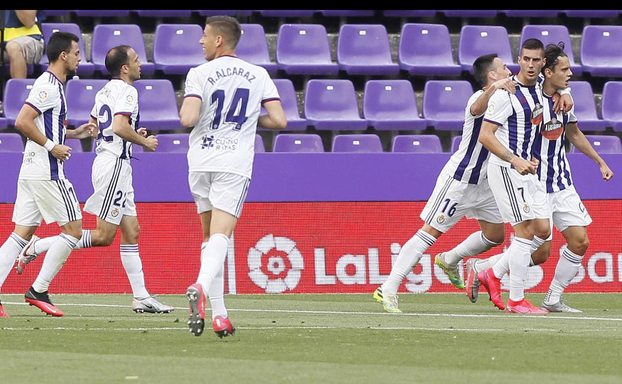 Los jugadores del Real Valladolid celebran el tanto de Enes Ünal. 