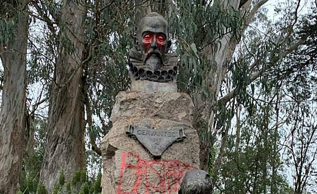 Monumento a Cervantes en San Francisco con la pintada de bastardo.