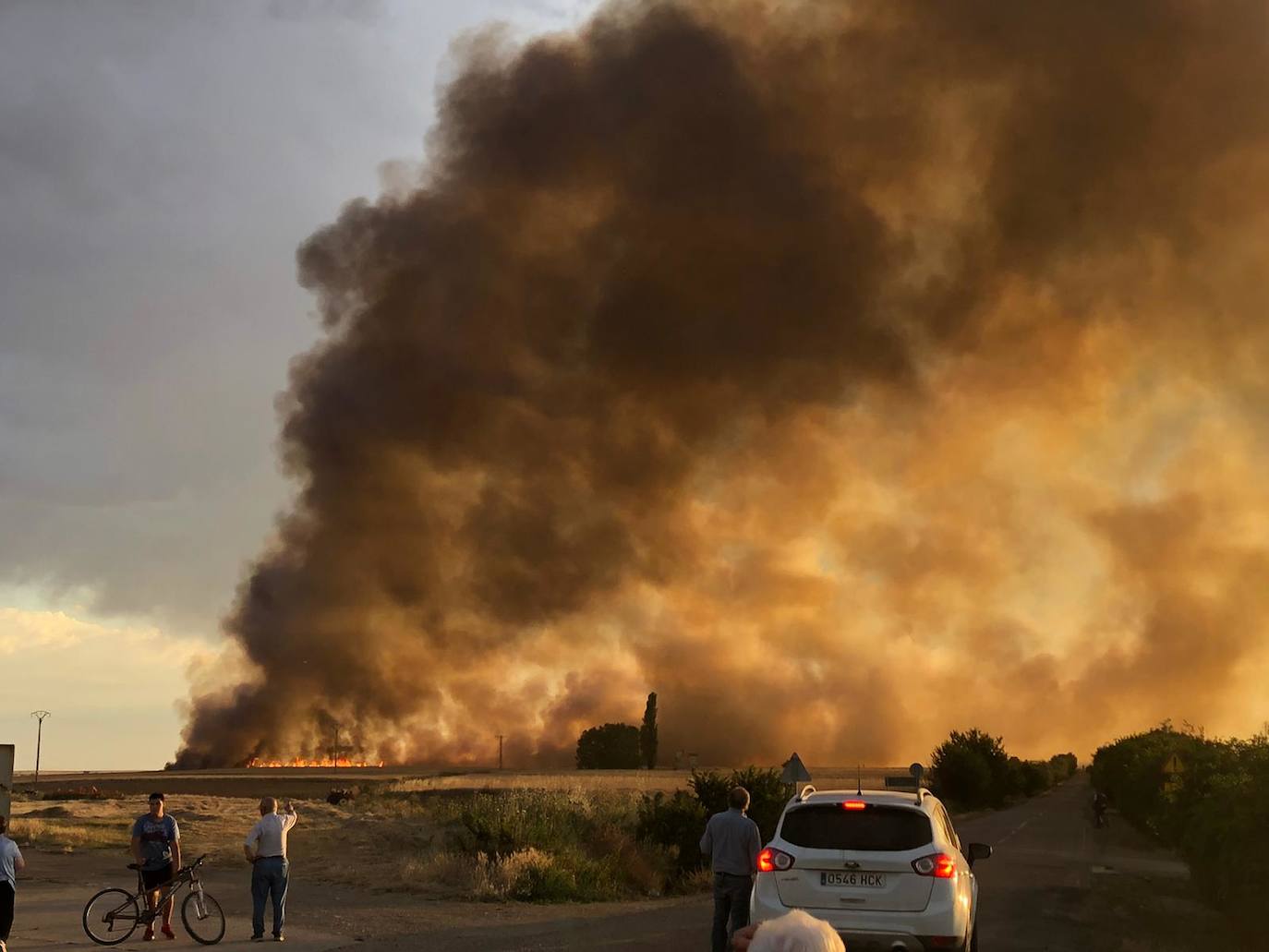 Las llamas, que se extendieron rápido, fueron controladas por bomberos y vecinos.