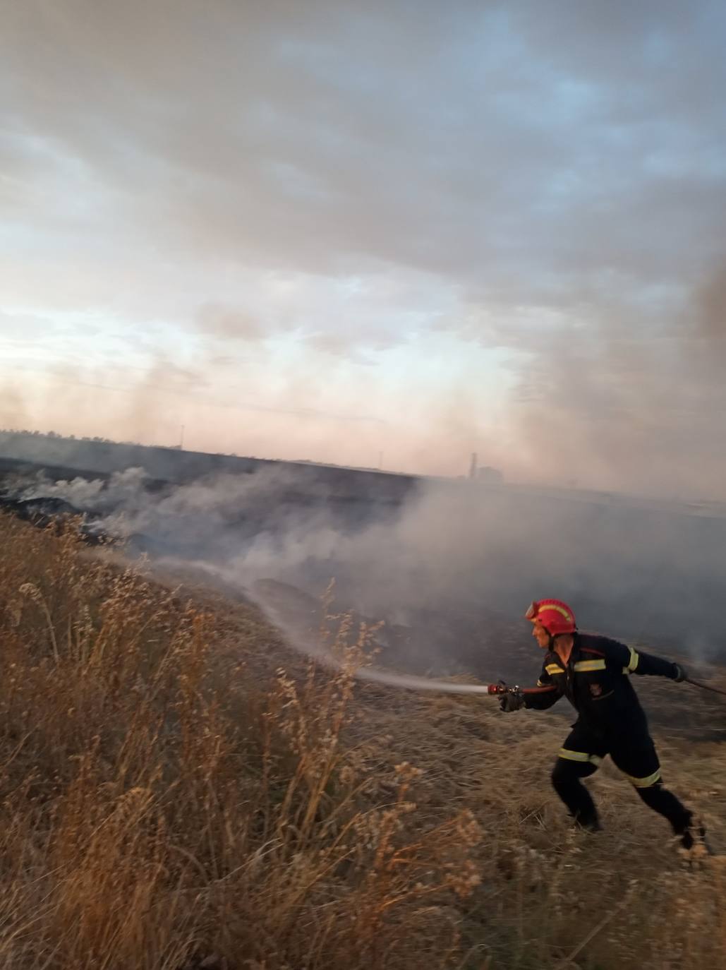 Las llamas, que se extendieron rápido, fueron controladas por bomberos y vecinos.