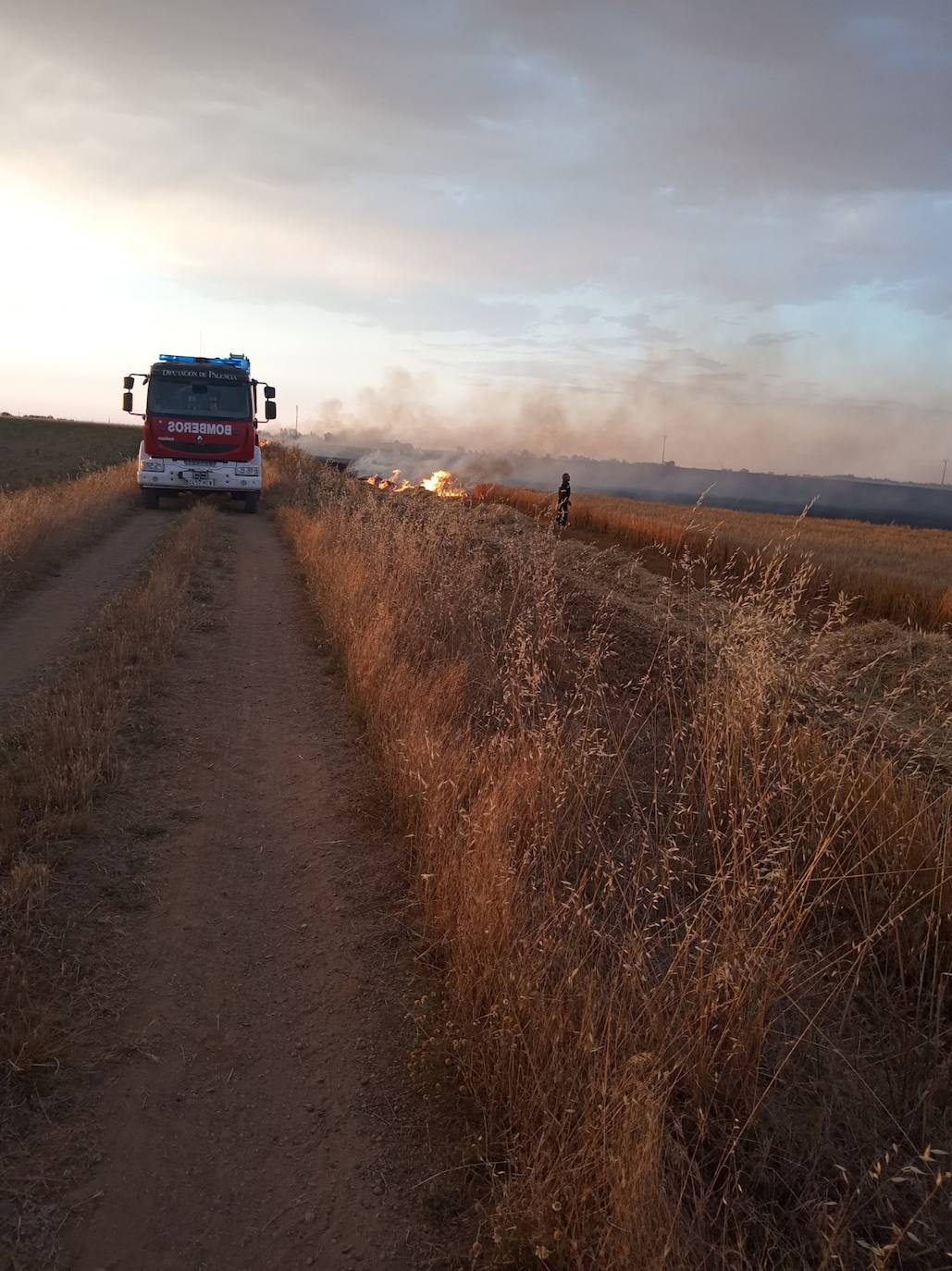 Las llamas, que se extendieron rápido, fueron controladas por bomberos y vecinos.