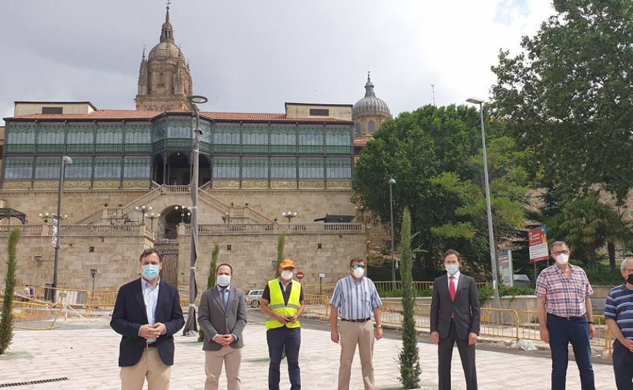 El alcalde, Carlos García Carbayo (izquierda), durante la visita de esta mañana a las obras de la plaza del Mercado Viejo.