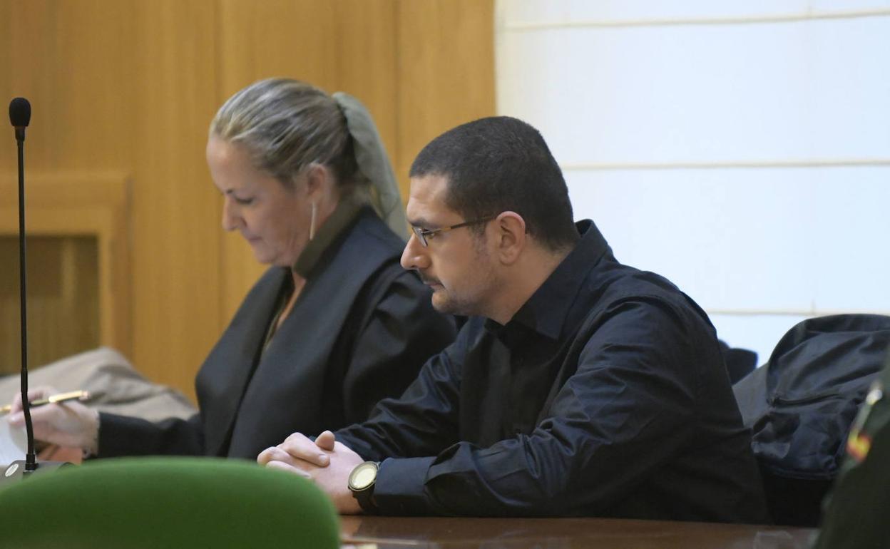 César F. M. y su abogada durante el juicio.