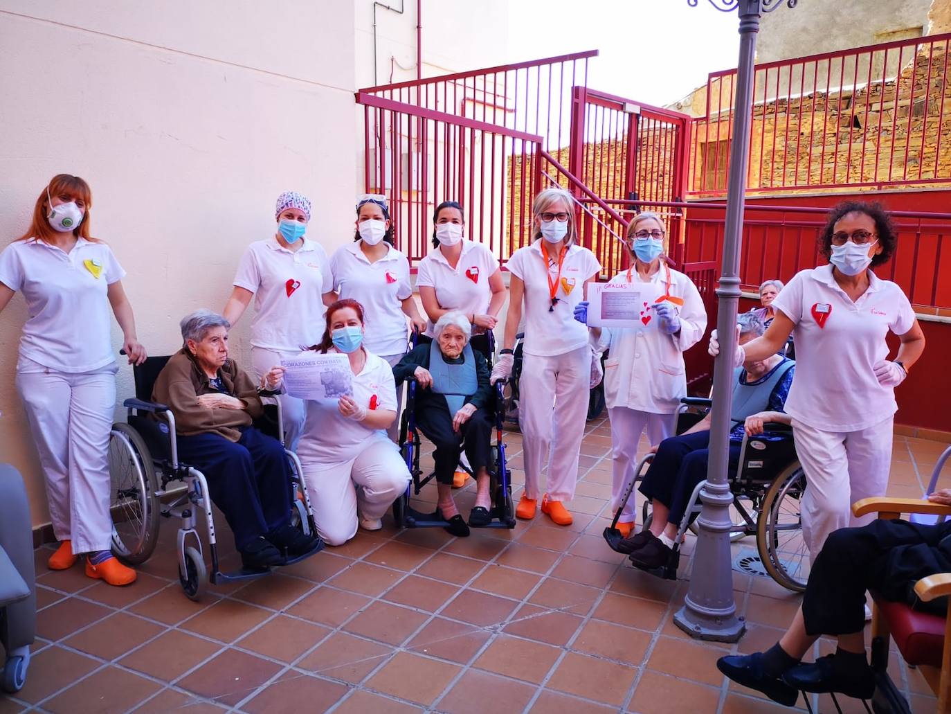 La iniciativa 'Corazones con bata' en Salamanca ha sido respondida con una gran participación. 