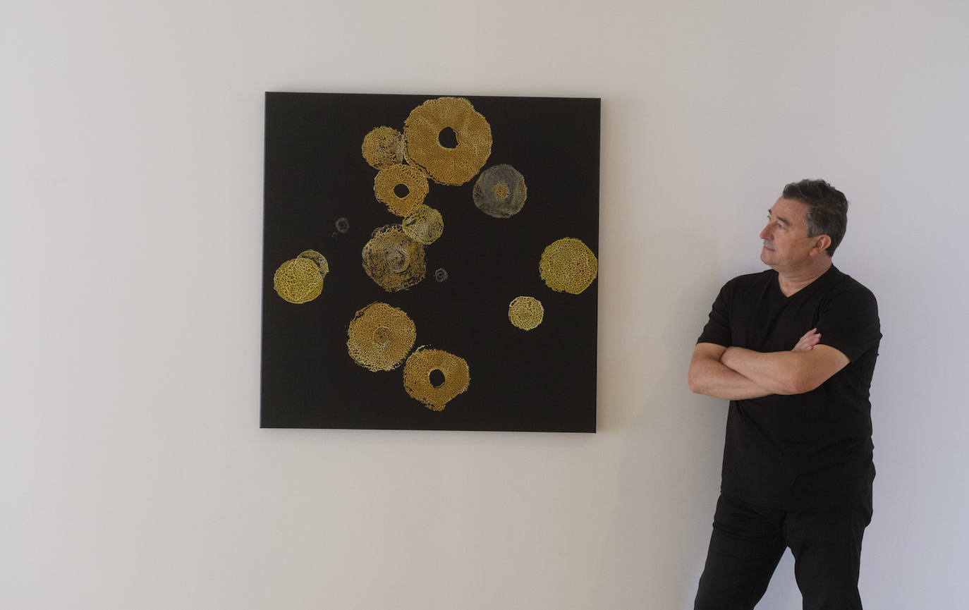 El pintor vallisoletano cuelga su 'Constelación abisal' en la Sala O hasta el 30 de agosto