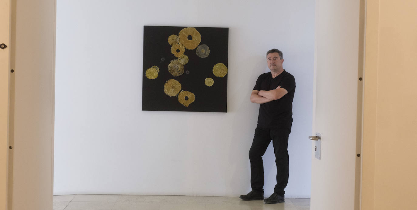 El pintor vallisoletano cuelga su 'Constelación abisal' en la Sala O hasta el 30 de agosto