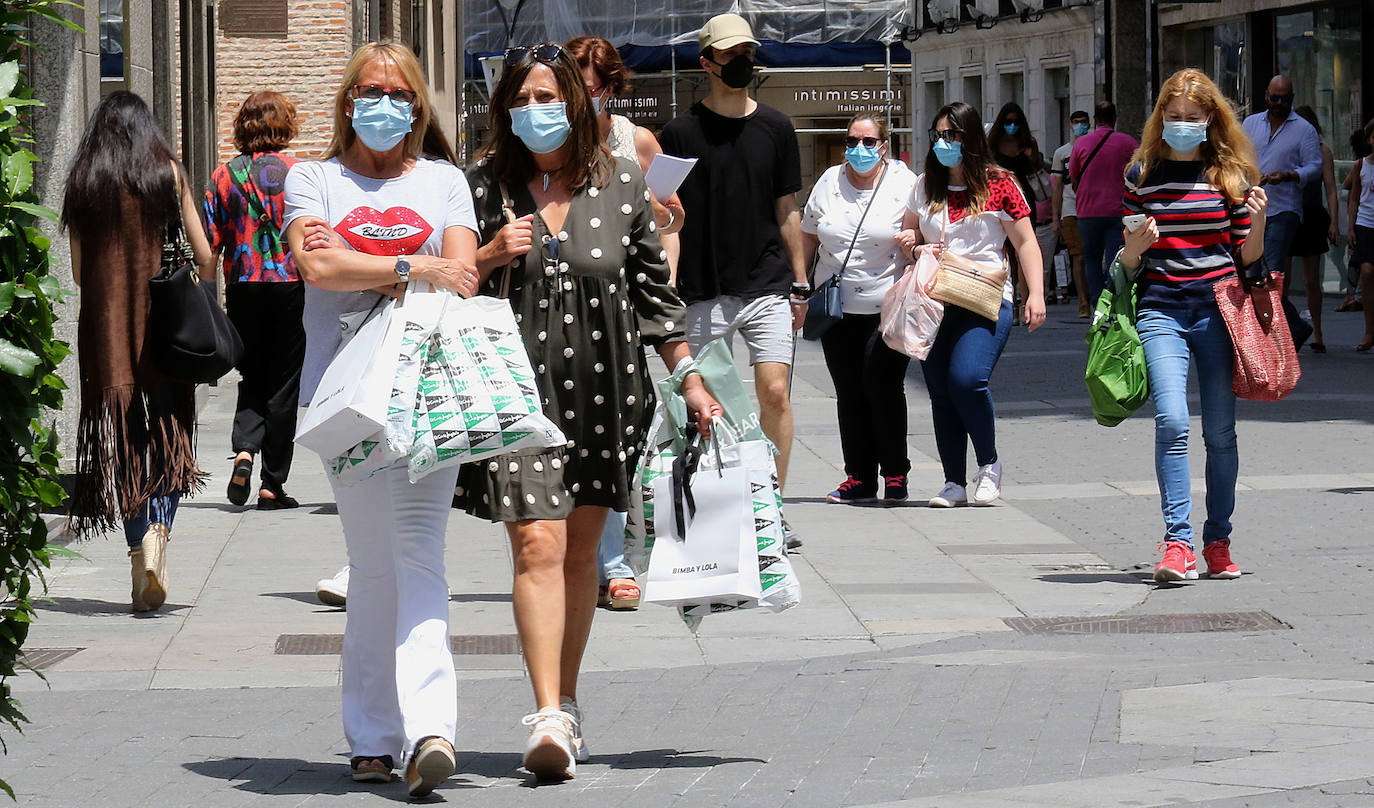 El adelanto de la campaña en las grandes superficies arrastra al pequeño comercio, que valora la iniciativa de los bonos del Ayuntamiento