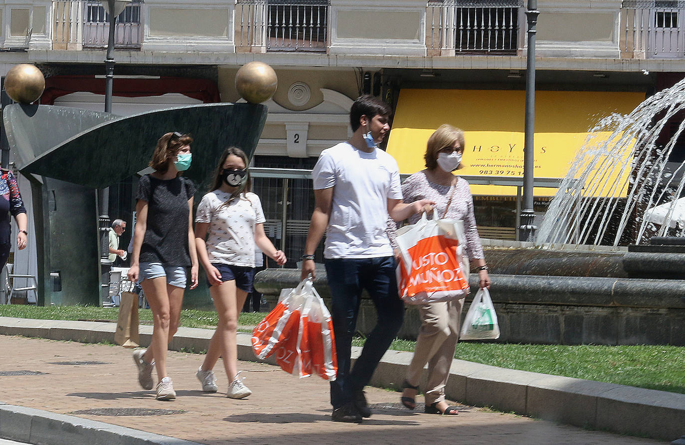 El adelanto de la campaña en las grandes superficies arrastra al pequeño comercio, que valora la iniciativa de los bonos del Ayuntamiento