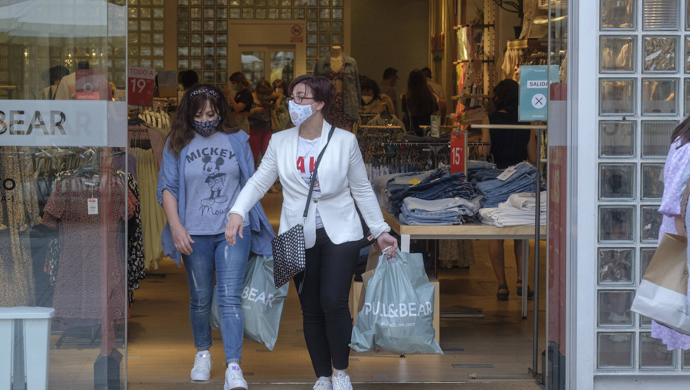 El adelanto de la campaña en las grandes superficies arrastra al pequeño comercio, que valora la iniciativa de los bonos del Ayuntamiento