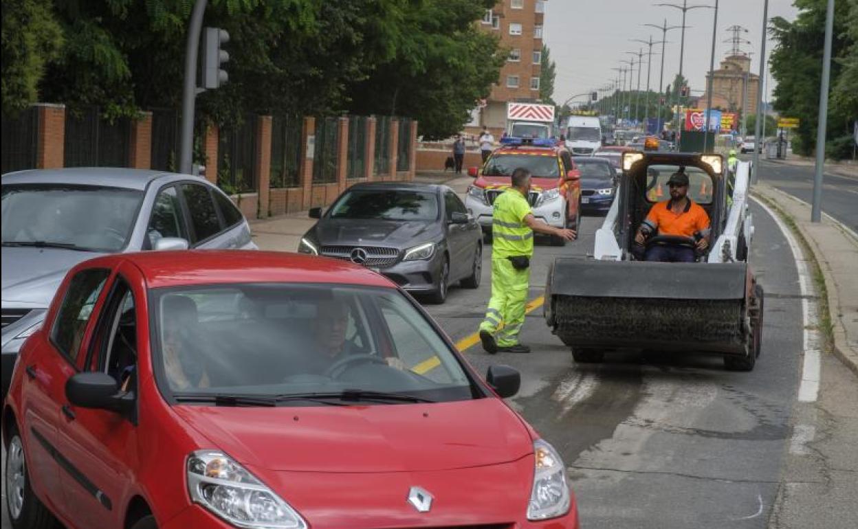Retenciones este jueves por las obras del carril bici, que eliminará una vía de entrada en la avenida de Gijón.