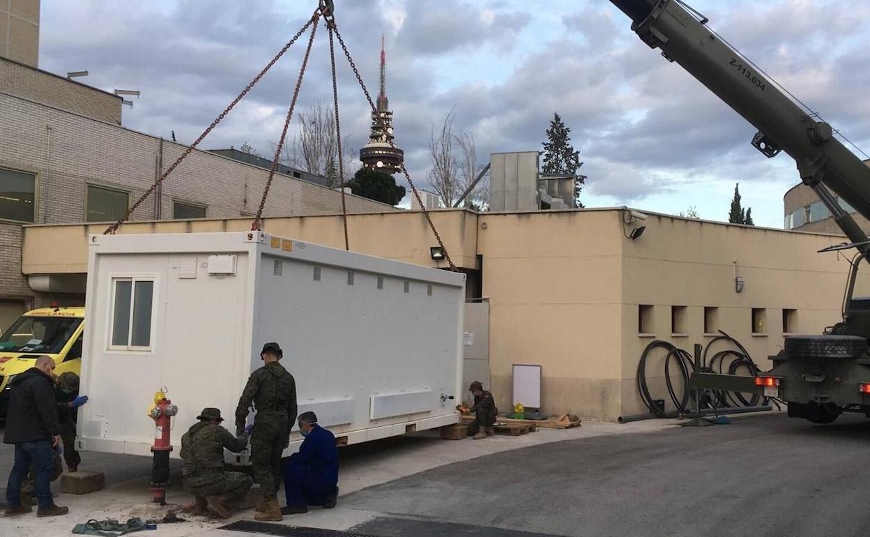 Personal del Mando de Ingenieros de Salamanca del Ejército de Tierra monta un hospital de campaña en el Gregorio Marañón de Madrid