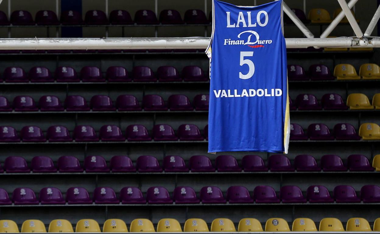 La camiseta de Lalo García, colgada del techo del Pisuerga. 