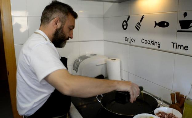 Preparando el arroz con lechazo y queso