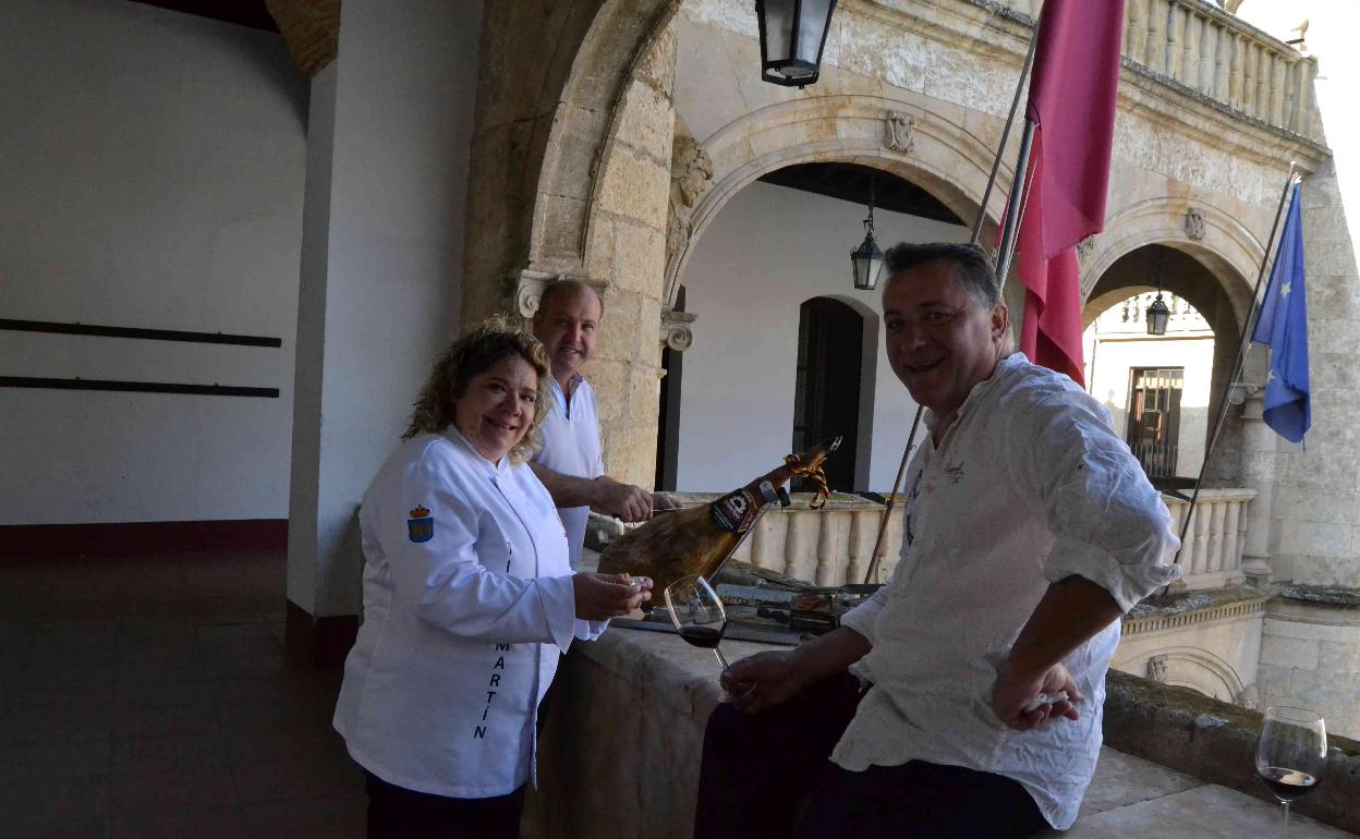 Jesús Ángel Martín, Leticia Martín y Antonio Medina en la balconada del Ayuntamiento donde muestran los productos de la zona. 