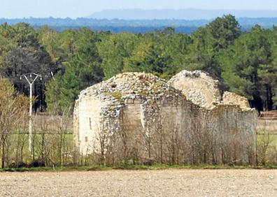 Imagen secundaria 1 - Ruinas de la ermita de San Benito y, a la derecha, pozo con abrevadero en los entornos del pueblo.