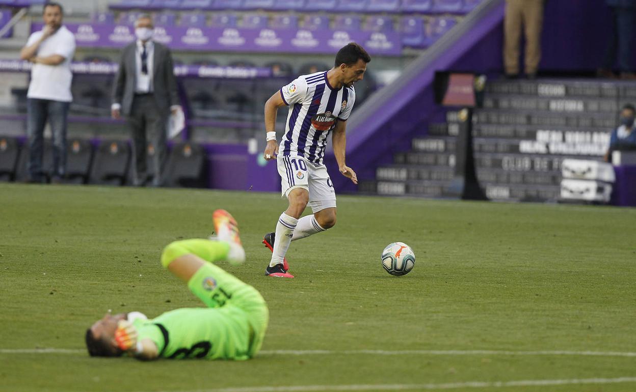 Soria, en el suelo, se duele de su supuesta lesión mientras Plano trata de controlar el balón para disparar a puerta.