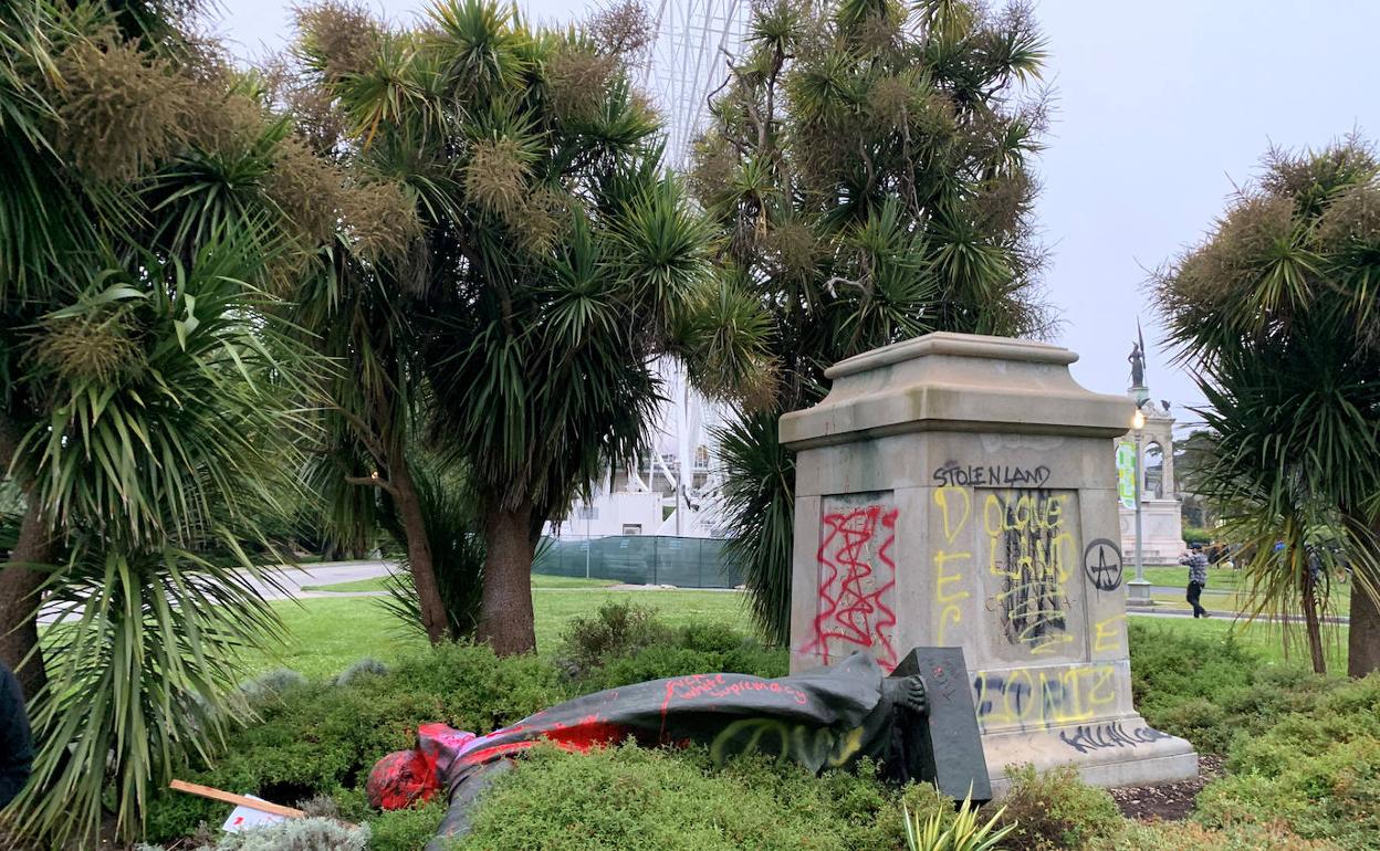 Estatua de fray Junípero en San Francisco tras recibir el ataque de los vándalos.