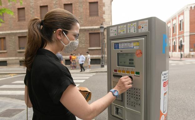 Las secuelas cotidianas del virus en Valladolid: más pago con tarjeta, más aplicaciones para evitar botones