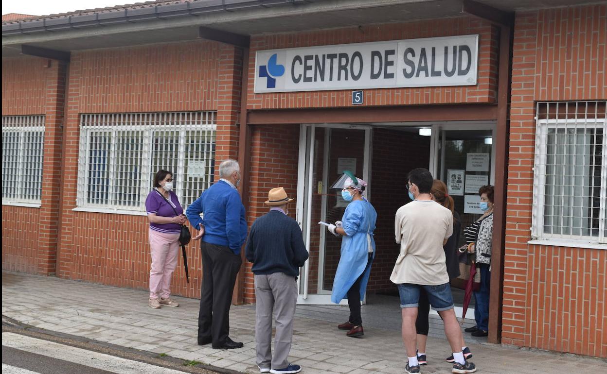 Varios pacientes esperan a las puertas del centro de salud de Aguilar de Campoo. 