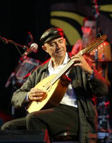 Imagen secundaria 2 - Los inseparables Candeal durante el concierto de homenaje a su trayectoria en septiembre de 2018. Con la actriz Lola Herrera en el acto en recuerdo al exalcalde Tomás Rodríguez Bolaños y durante una actuación en Valladolid en 2006.