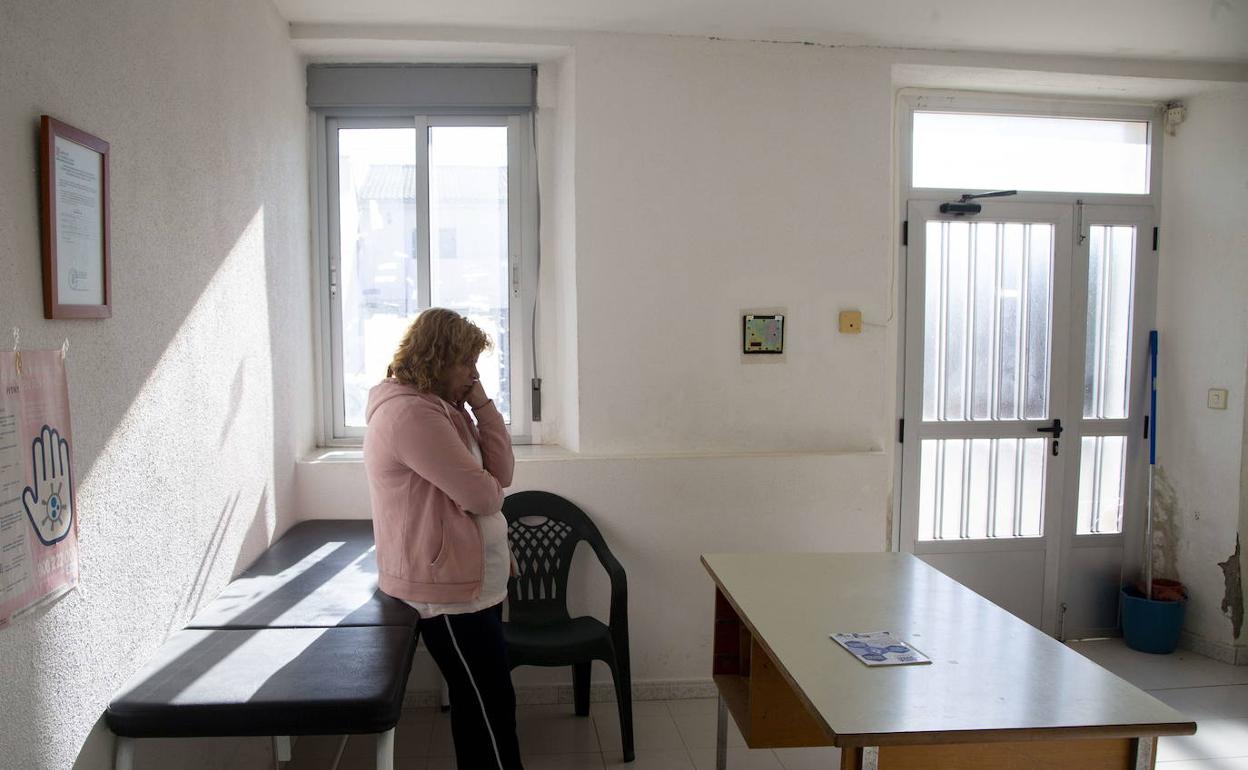 Una mujer, en el consultorio de Grisuela, antes del estado de alarma. 