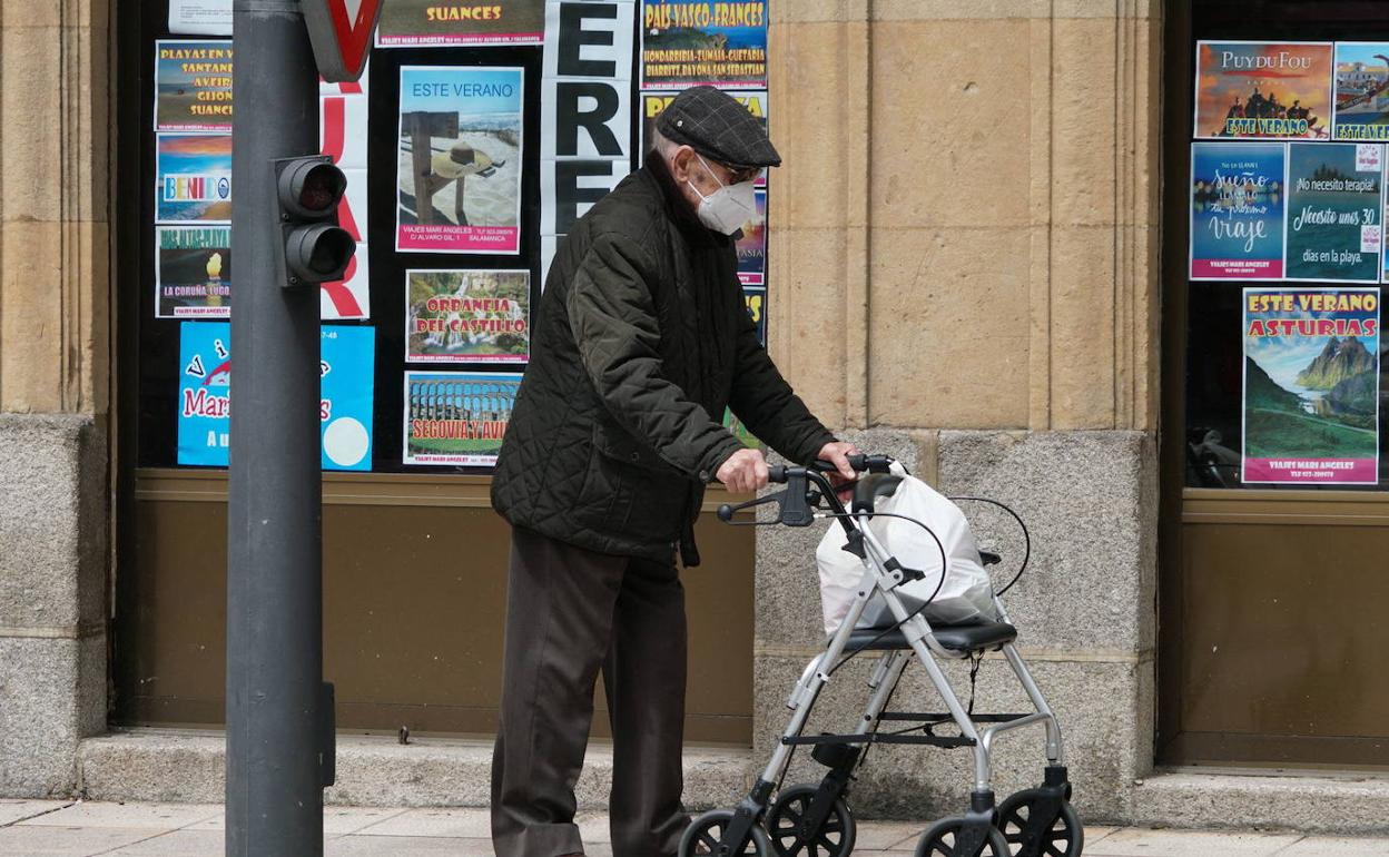 Un señor mayor pasea por Salamanca.