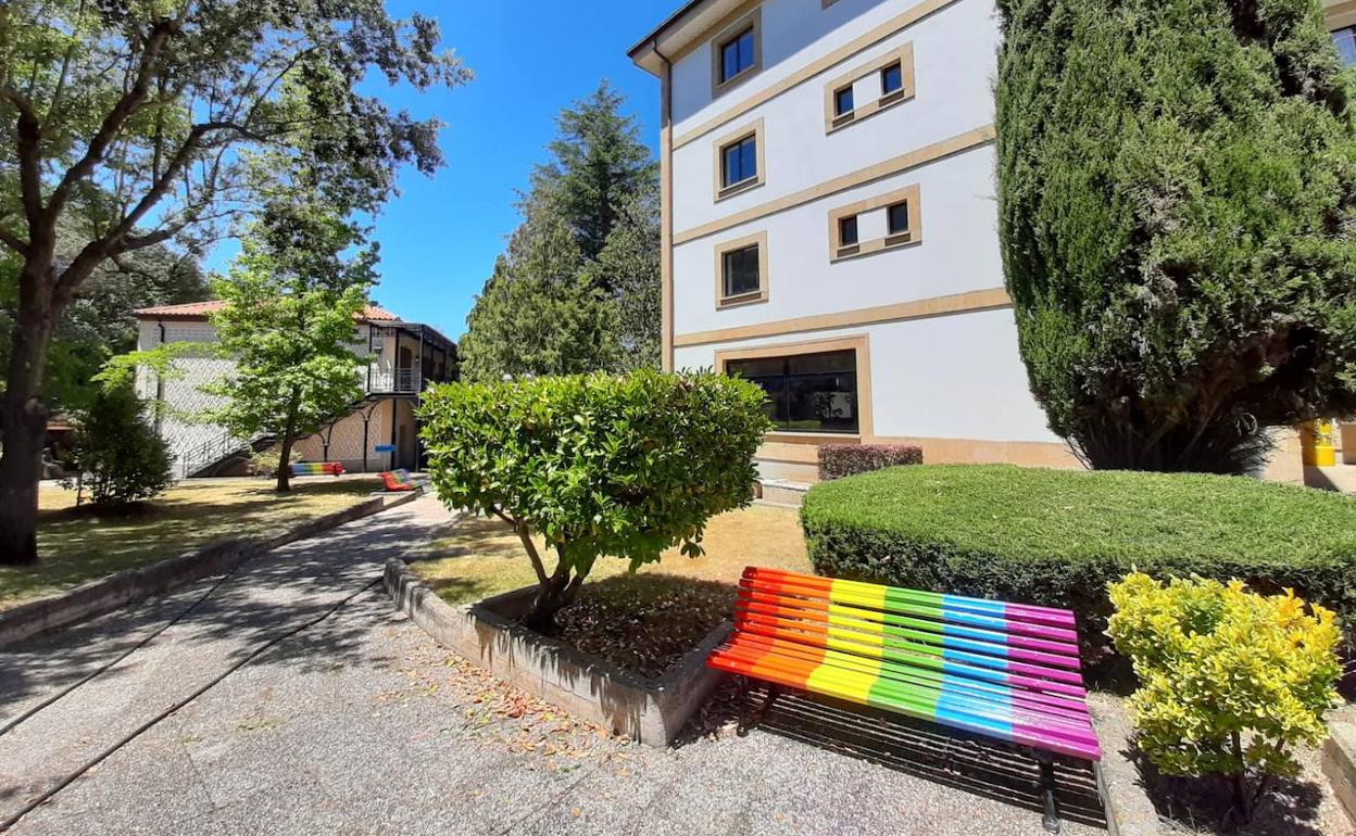 Los bancos de los jardines pintados con la bandera arco iris. 