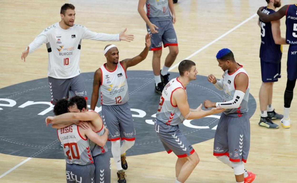 Los jugadores del San Pablo Burgos celebran su victoria ante el Andorra. 