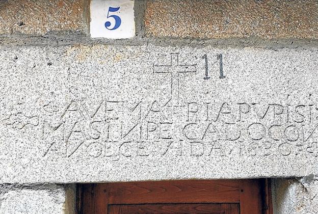 Imagen principal - Arriba, dintel con inscripciones marianas; a la izquierda, púlpito de granito policromado del siglo XVI y detalle de la placa de la ermita de San Blas.