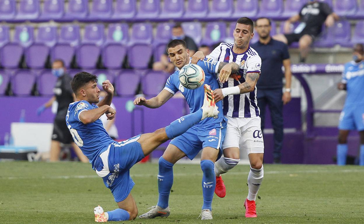 Guardiola pugna por un balón dividido en el partido ante el Getafe. 