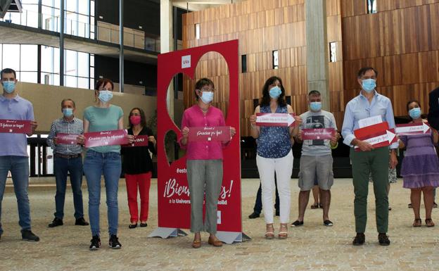 Profesores y trabajadires del campus María Zambrano enseñan los mensajes de ánimo de la campaña de bienvenida a los alumnos de la EBAU. 