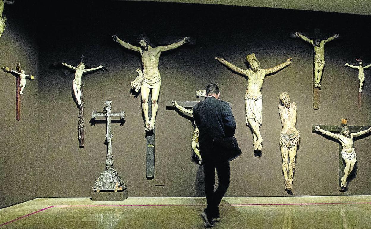 Una de las salas de la exposición Almacén, integrada por fondos del museo.