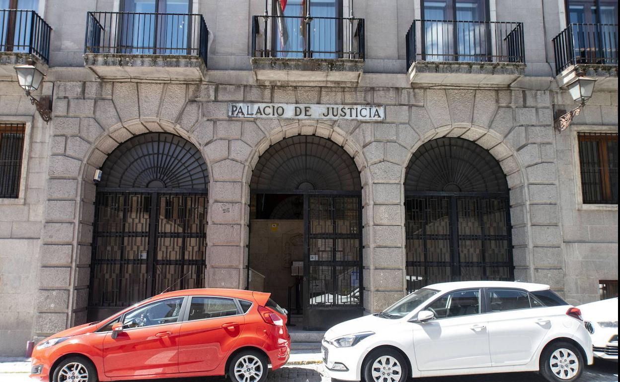 Entrada a la Audiencia Provincial de Segovia, en la calle San Agustín. 