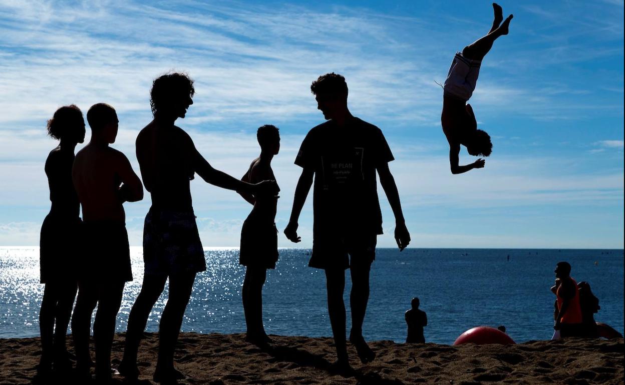 Un grupo de jóvenes en la playa de la Barceloneta durante la desescalada.