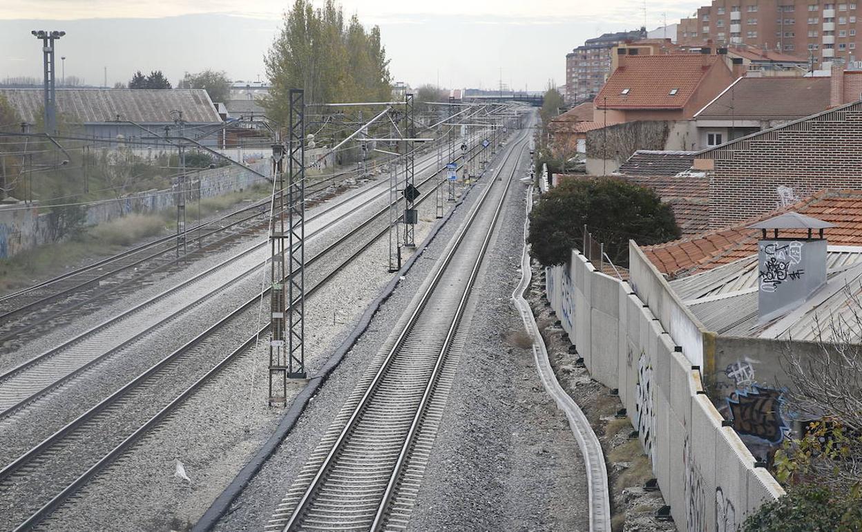 Vía del tren a su paso por Valladolid. 