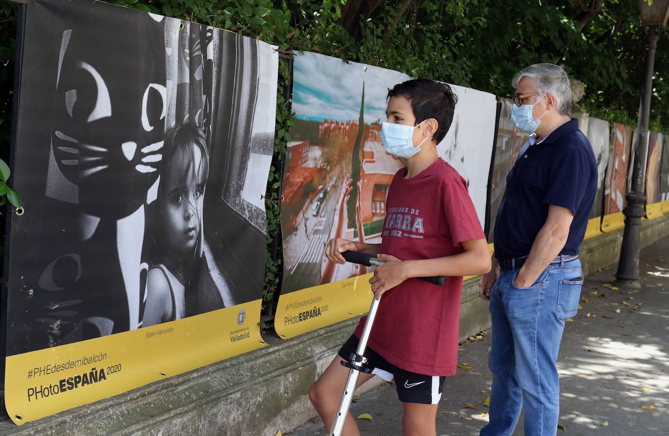 El lateral del Campo Grande muestra las cincuenta mejores fotografías realizadas por los vallisoletanos durante el confinamiento. La muestra está organizada por PhotoEspaña.