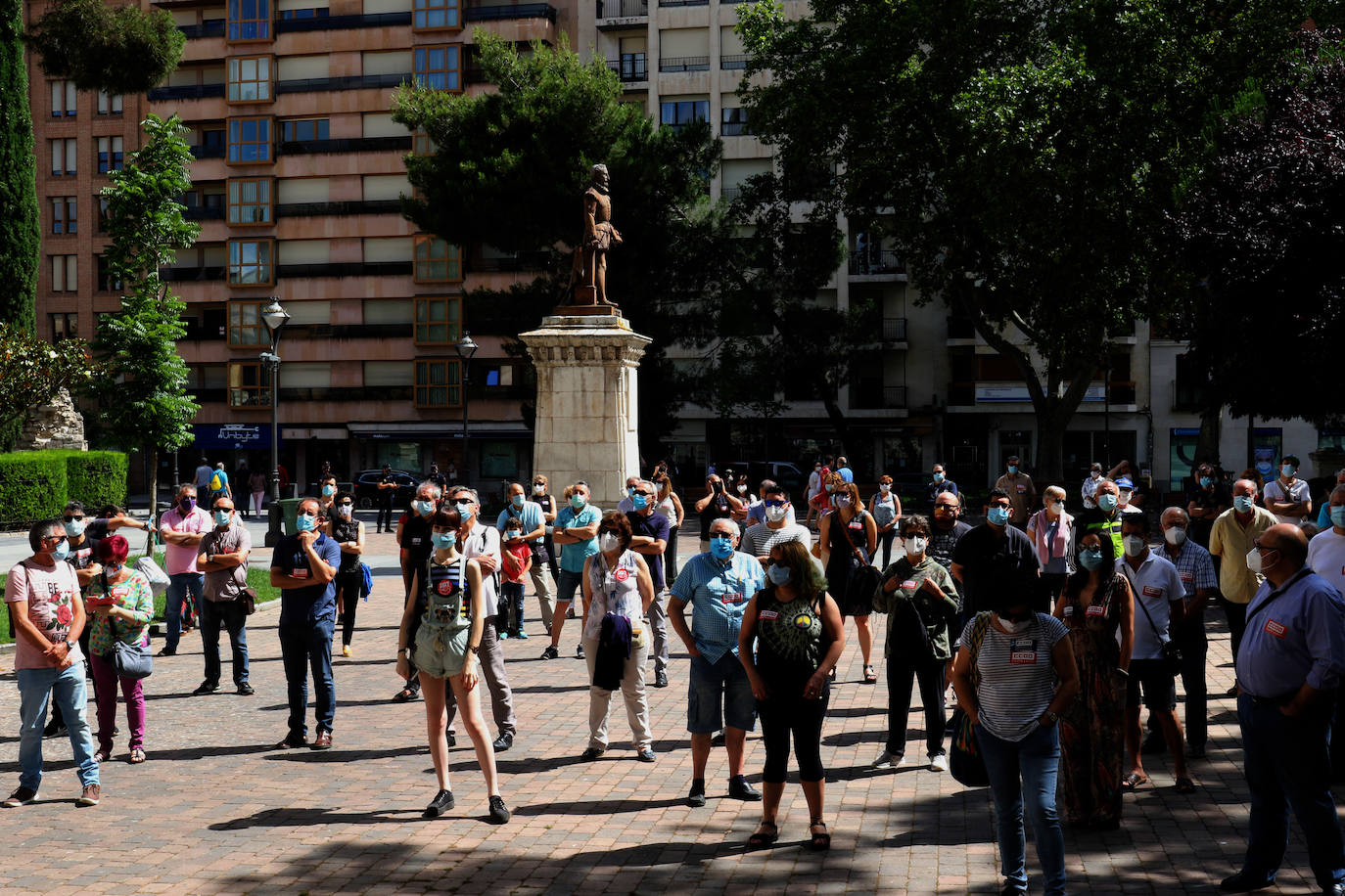 Fotos: Concentración convocada por los sindicatos en Valladolid para pedir un pacto político para la reconstrucción de España